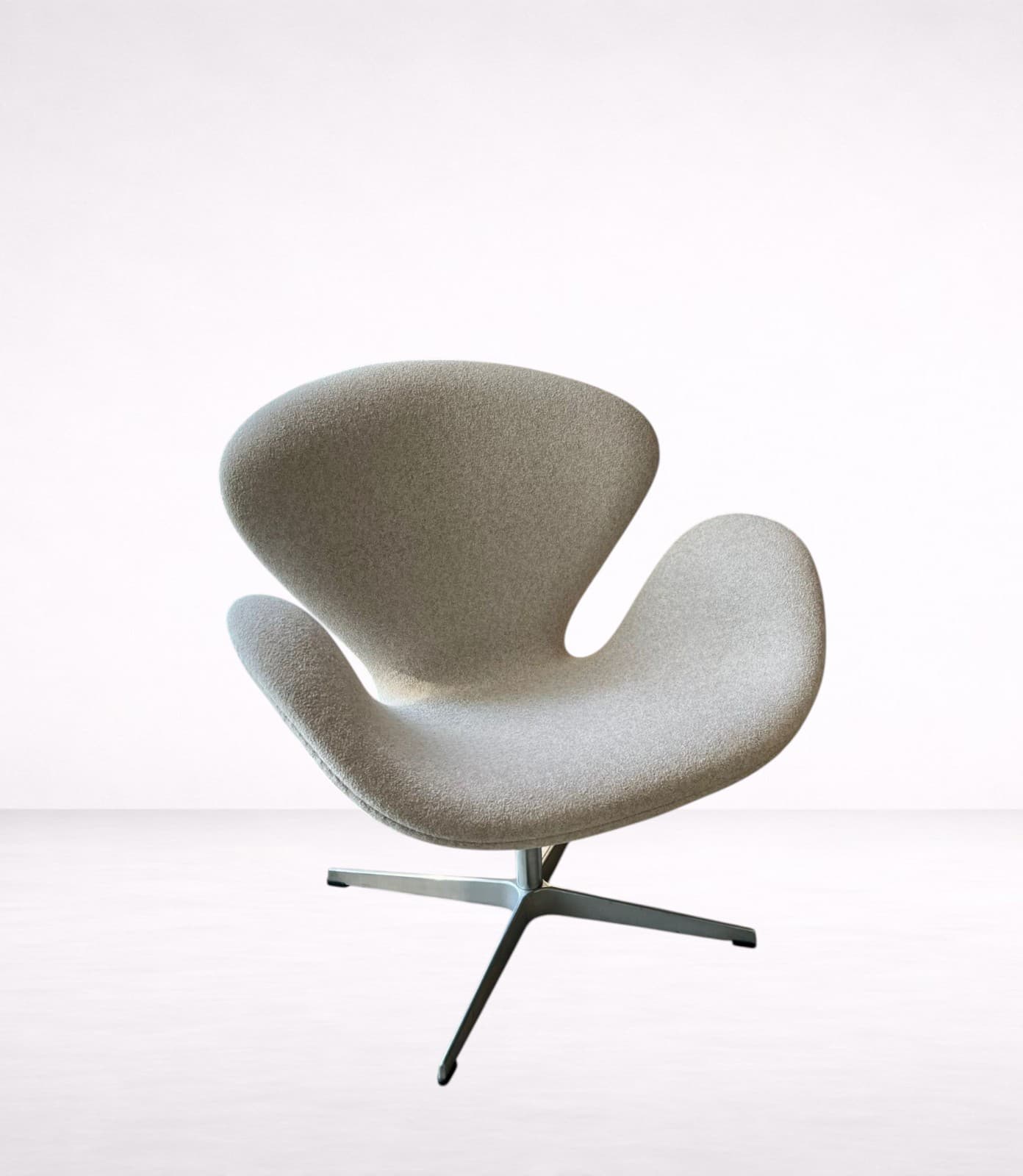 Pair of Swan Chairs – Cream Bouclé | Arne Jacobsen | Fritz Hansen